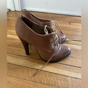 Classic Tan Leather Lace-Up Heeled Oxfords
